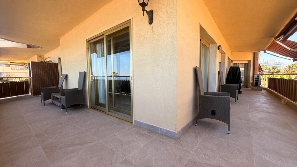Exclusivo Apartamento de Lujo en Primera Línea de Playa en Fuengirola | Vistas Panorámicas al Mar Costa del Sol — Foto 2