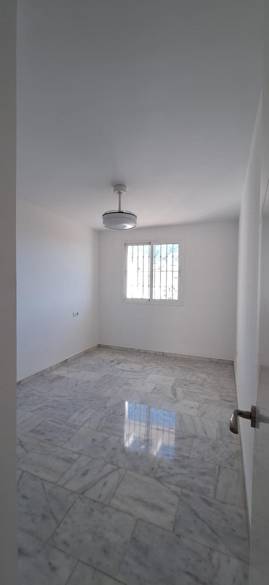 Chalet Adosado con Piscina Privada en Benalmádena | 4 Dormitorios, Garaje y Jardín — Foto 18