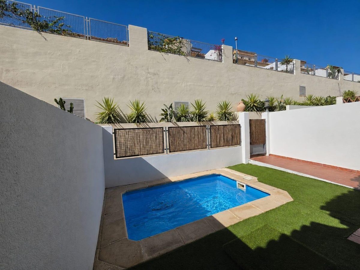 Chalet Adosado con Piscina Privada en Benalmádena | 4 Dormitorios, Garaje y Jardín — Foto 1