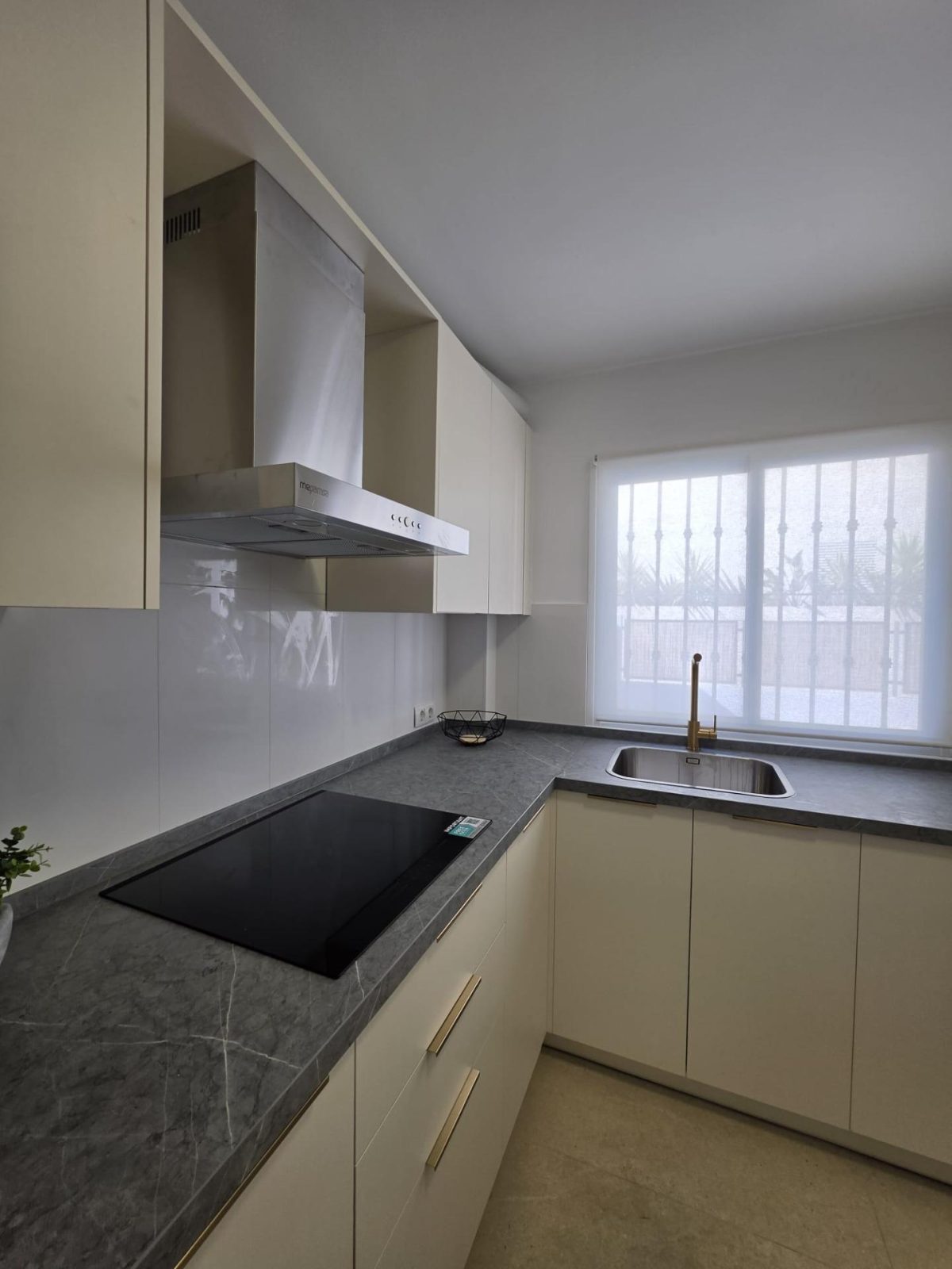 Chalet Adosado con Piscina Privada en Benalmádena | 4 Dormitorios, Garaje y Jardín — Foto 5