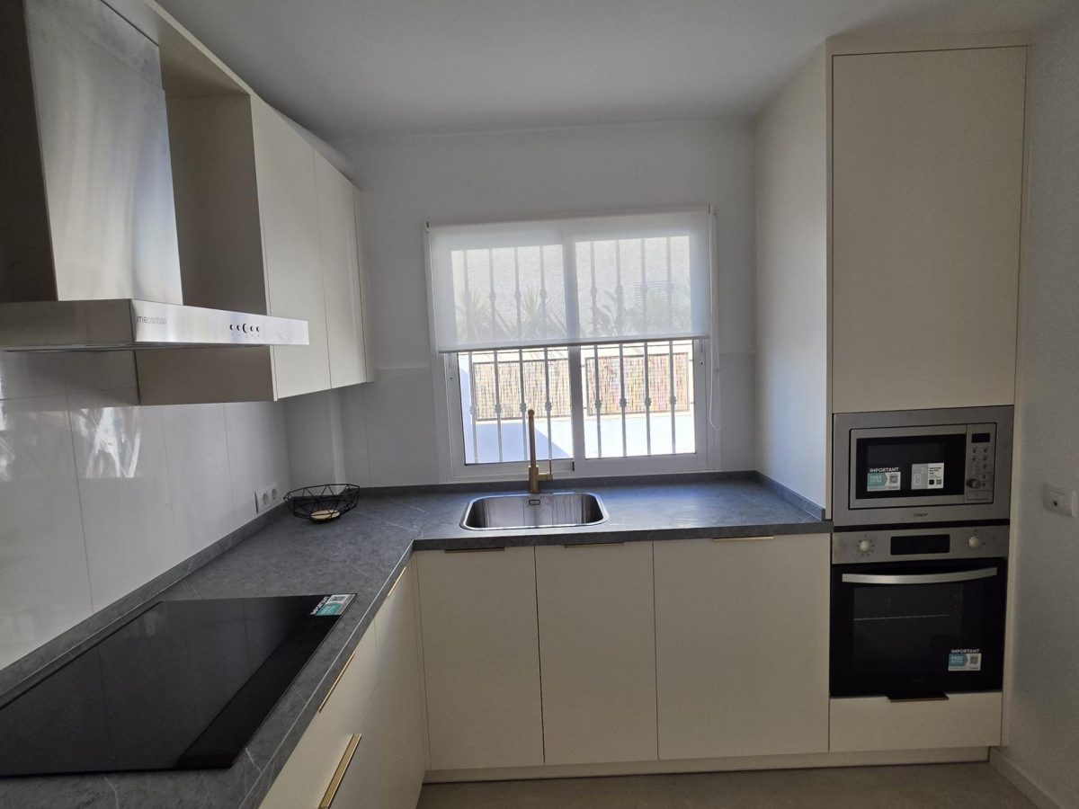 Chalet Adosado con Piscina Privada en Benalmádena | 4 Dormitorios, Garaje y Jardín — Foto 4
