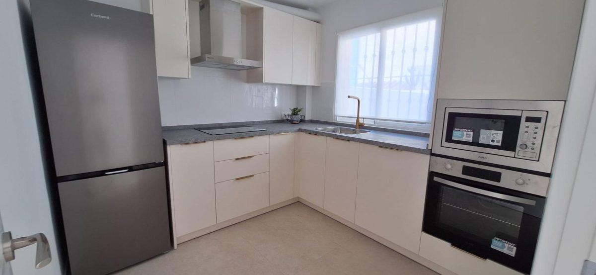 Chalet Adosado con Piscina Privada en Benalmádena | 4 Dormitorios, Garaje y Jardín — Foto 3