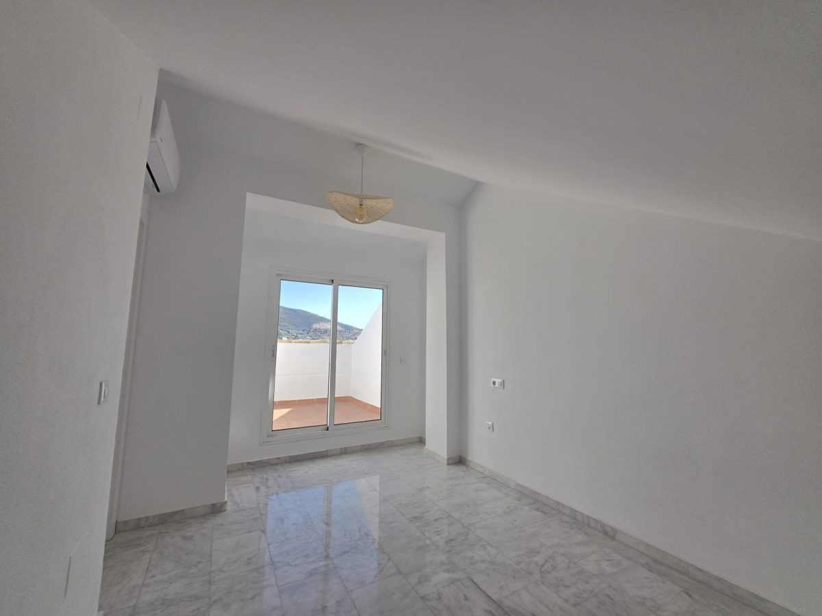 Chalet Adosado con Piscina Privada en Benalmádena | 4 Dormitorios, Garaje y Jardín — Foto 27