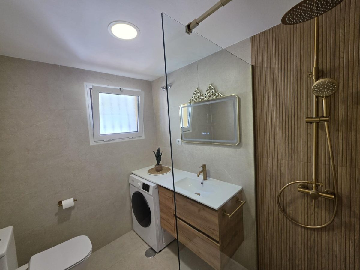 Chalet Adosado con Piscina Privada en Benalmádena | 4 Dormitorios, Garaje y Jardín — Foto 24