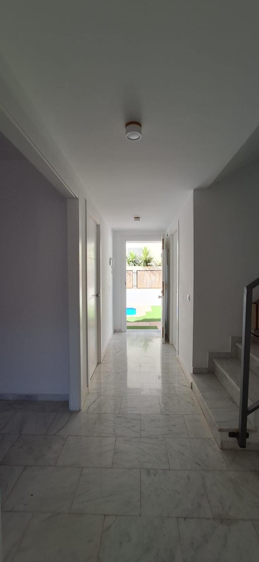 Chalet Adosado con Piscina Privada en Benalmádena | 4 Dormitorios, Garaje y Jardín — Foto 16
