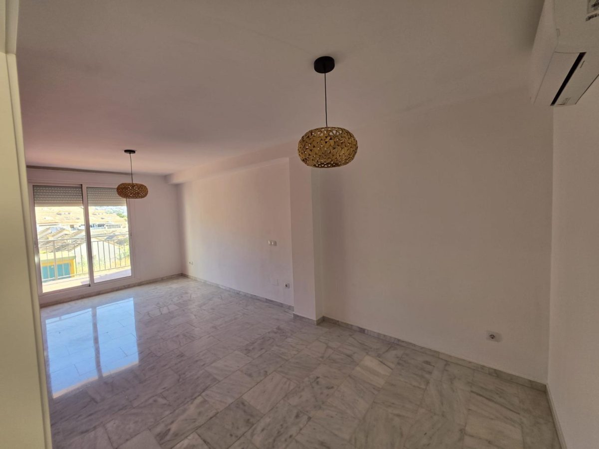 Chalet Adosado con Piscina Privada en Benalmádena | 4 Dormitorios, Garaje y Jardín — Foto 14