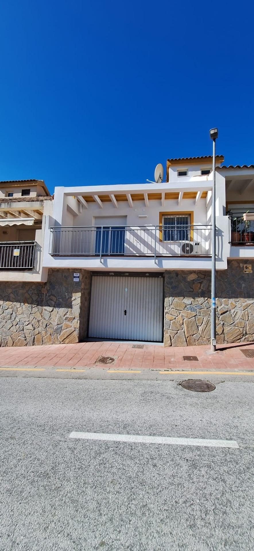 Chalet Adosado con Piscina Privada en Benalmádena | 4 Dormitorios, Garaje y Jardín — Foto 11