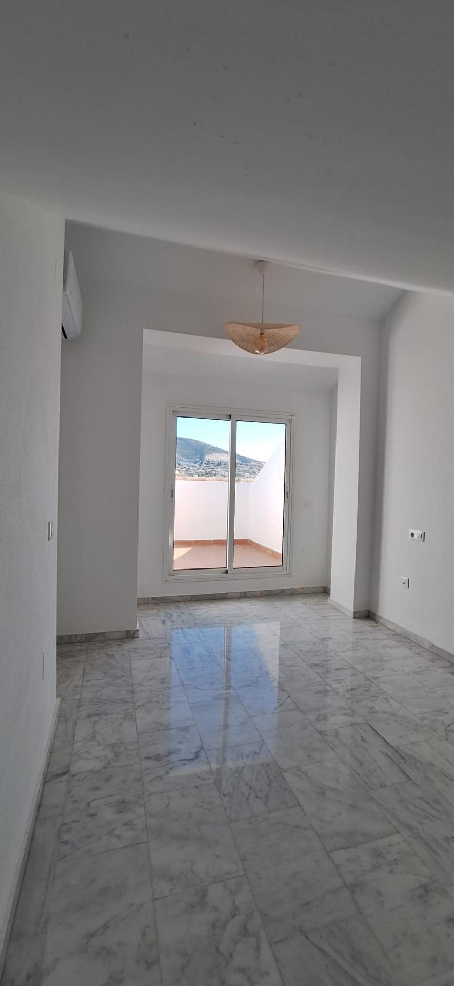 Chalet Adosado con Piscina Privada en Benalmádena | 4 Dormitorios, Garaje y Jardín — Foto 26