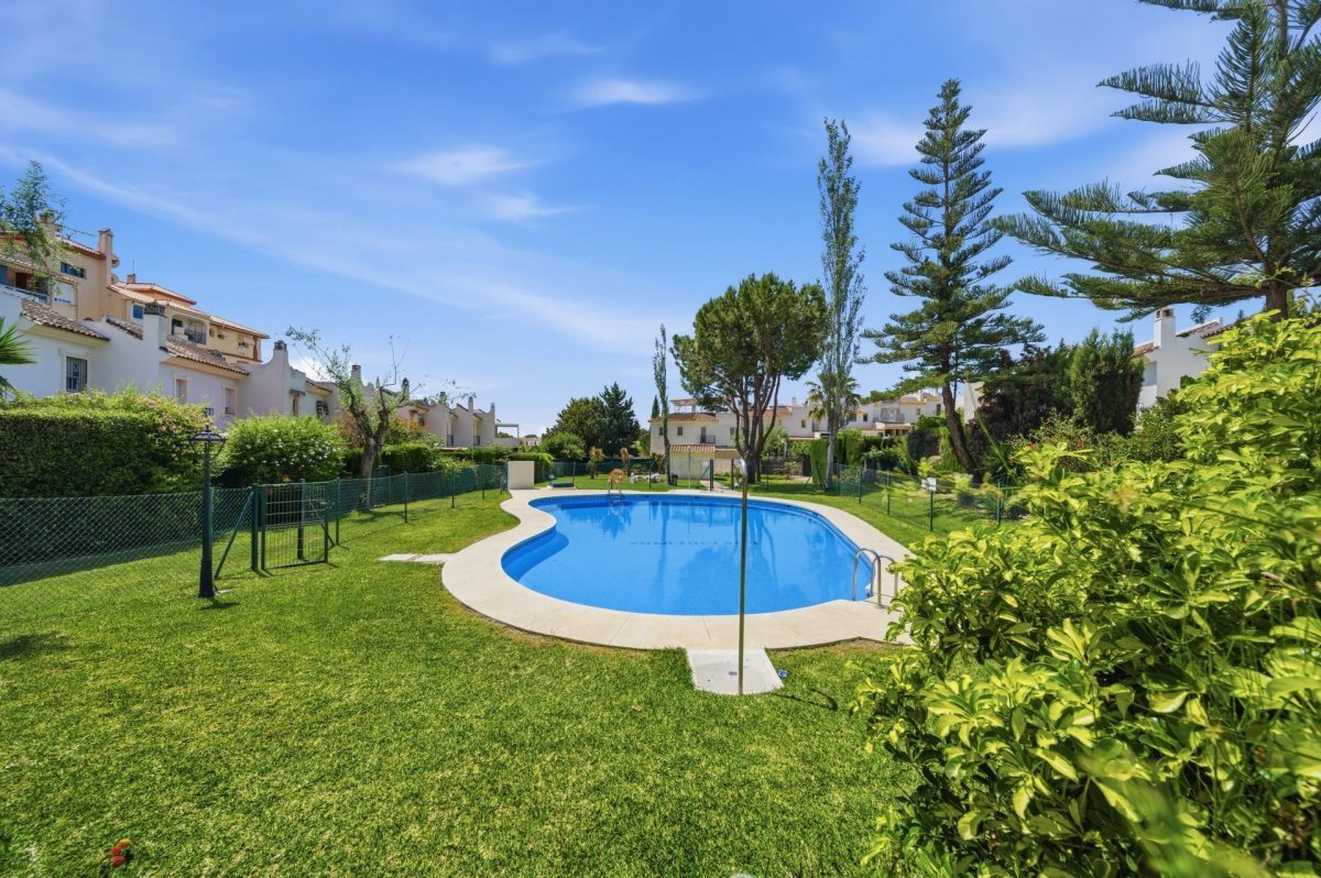 Casa adosada en venta en El Coto, Mijas | Terraza, garaje privado y piscinas comunitarias — Foto 14