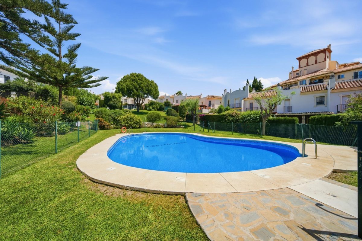 Casa adosada en venta en El Coto, Mijas | Terraza, garaje privado y piscinas comunitarias — Foto 2