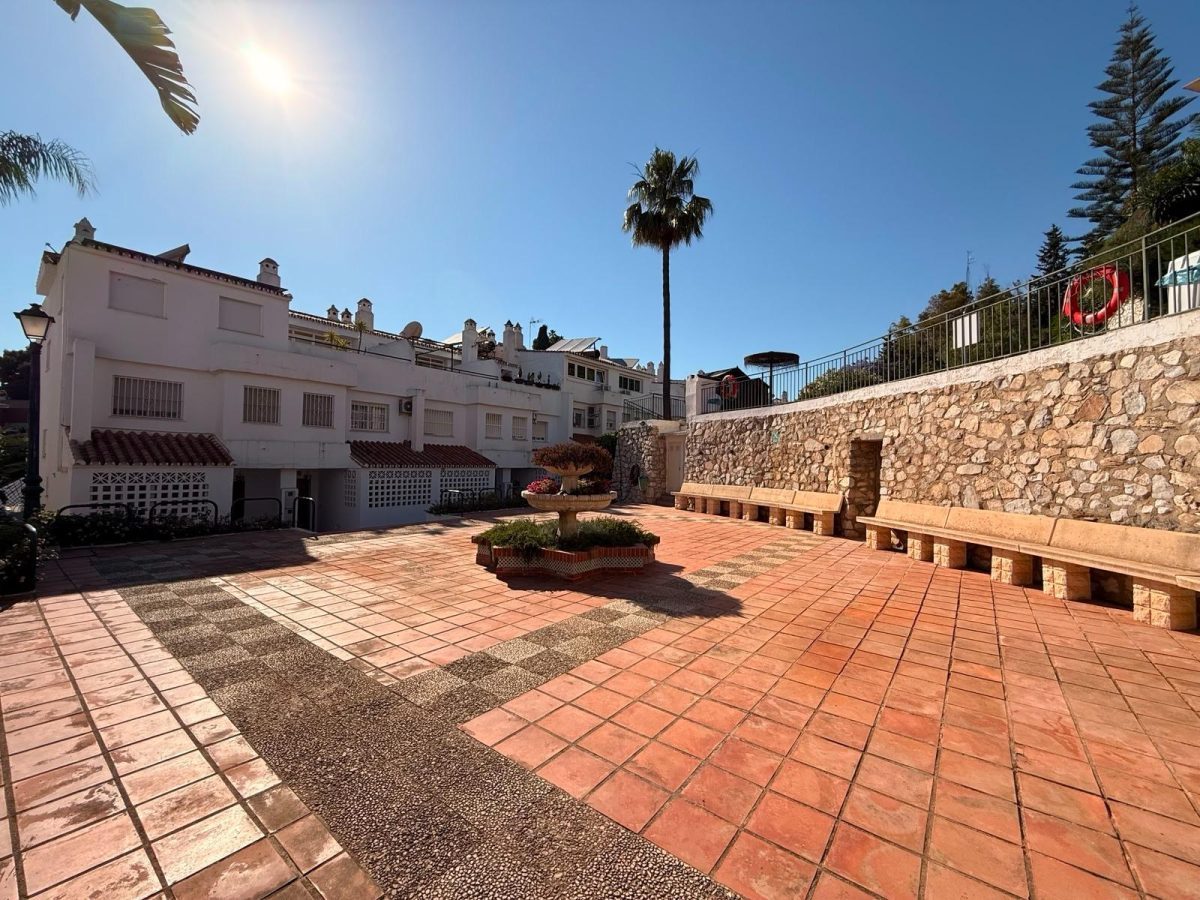 Casa adosada en venta en El Coto, Mijas | Terraza soleada, garaje privado y piscinas comunitarias en la Costa del Sol — Foto 24