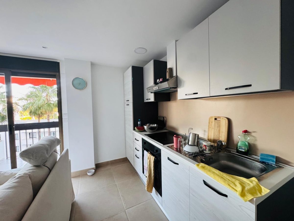 Piso en venta en La Carihuela, Torremolinos: 2 dormitorios, reformado y a 3 minutos de la playa — Foto 2