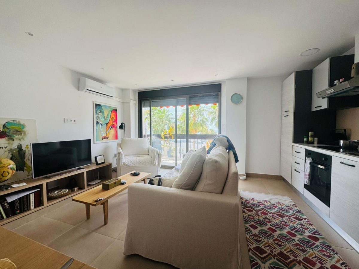 Piso en venta en La Carihuela, Torremolinos: 2 dormitorios, reformado y a 3 minutos de la playa — Foto 3