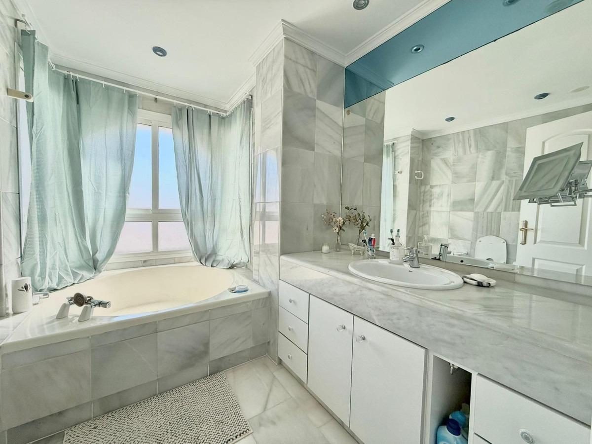 Ático en venta en Las Lagunas, Mijas Costa | 3 dormitorios, gran luminosidad y ubicación privilegiada en la Costa del Sol — Foto 12