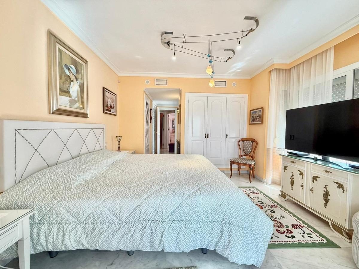 Ático en venta en Las Lagunas, Mijas Costa | 3 dormitorios, gran luminosidad y ubicación privilegiada en la Costa del Sol — Foto 10