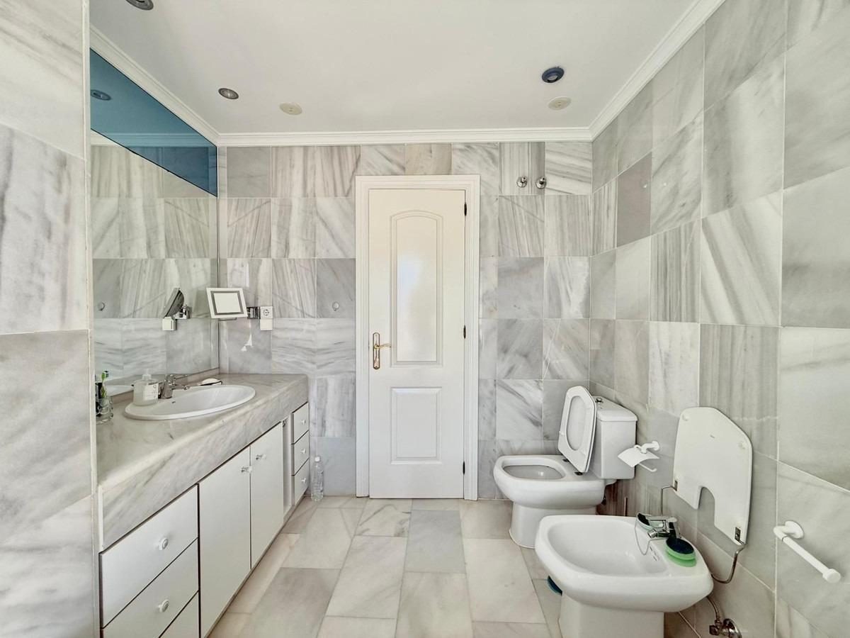 Ático en venta en Las Lagunas, Mijas Costa | 3 dormitorios, gran luminosidad y ubicación privilegiada en la Costa del Sol — Foto 13
