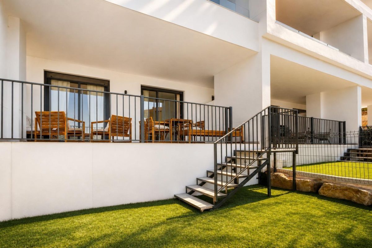 Apartamento en venta en Calanova Golf, Mijas Costa con jardín privado, terraza, piscina y garaje — Foto 1