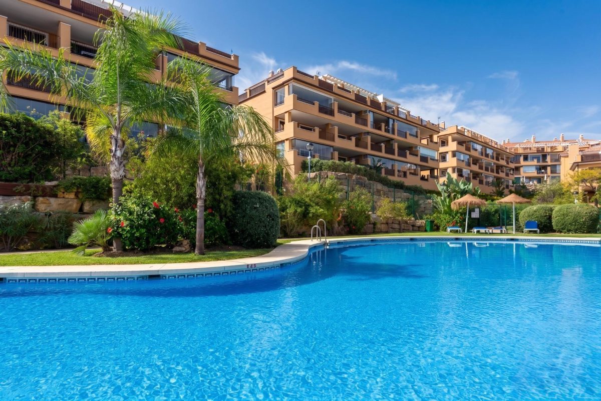 Apartamento en venta en Calanova Golf, Mijas Costa con jardín privado, terraza, piscina y garaje — Foto 2