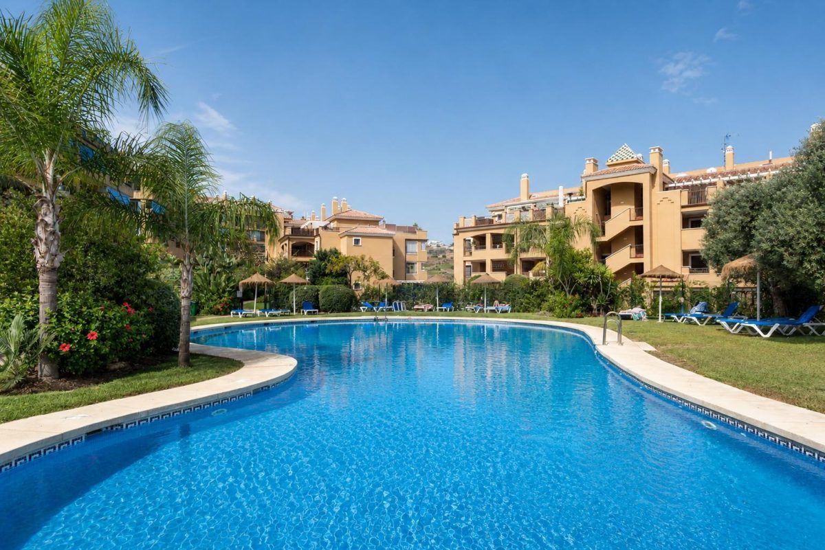 Apartamento en venta en Calanova Golf, Mijas Costa con jardín privado, terraza, piscina y garaje — Foto 16