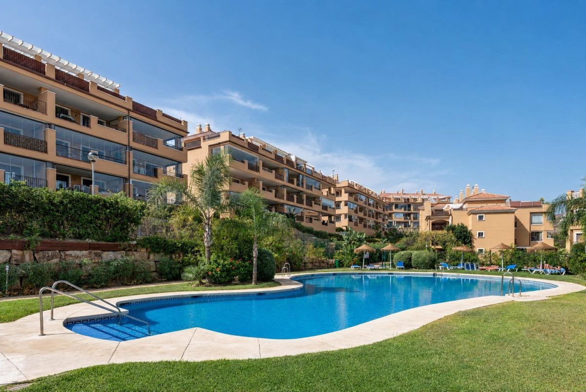 Apartamento en venta en Calanova Golf, Mijas Costa con jardín privado, terraza, piscina y garaje — Foto 5