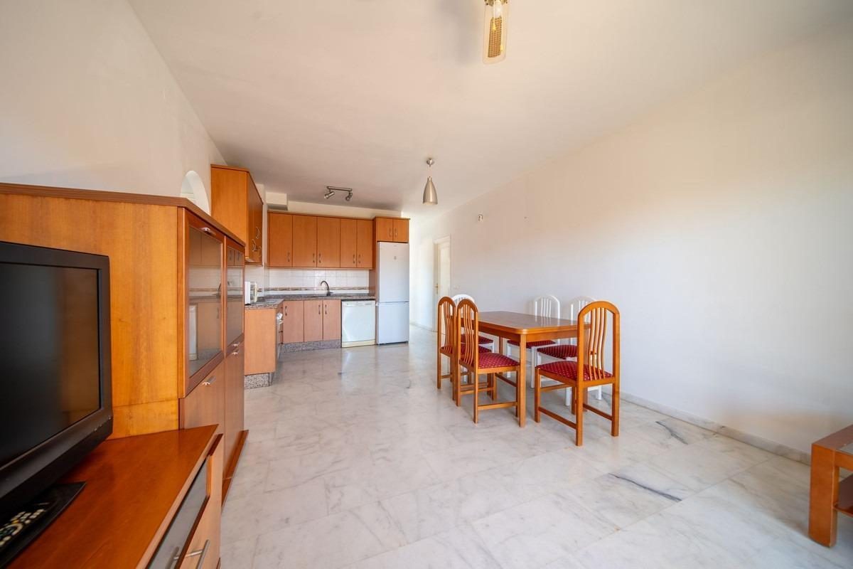 Amplio piso de 3 dormitorios en Los Pacos con piscina y garaje | Fuengirola — Foto 9