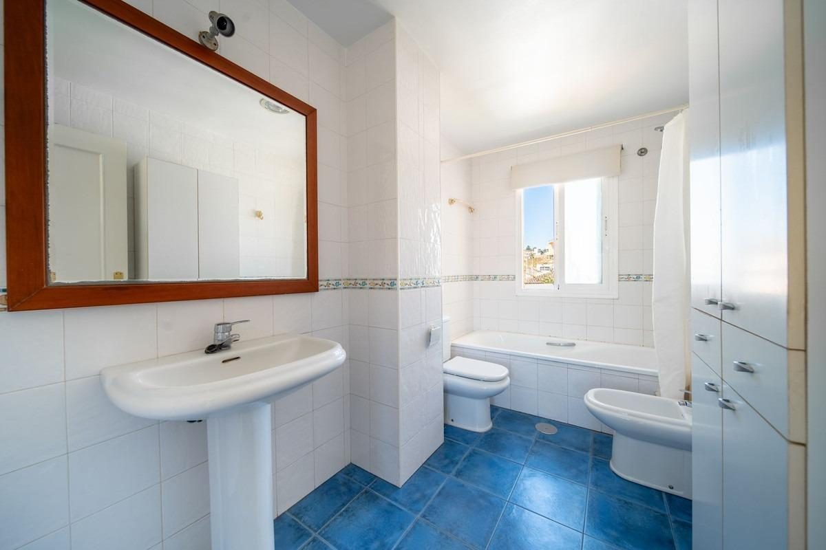 Amplio piso de 3 dormitorios en Los Pacos con piscina y garaje | Fuengirola — Foto 18