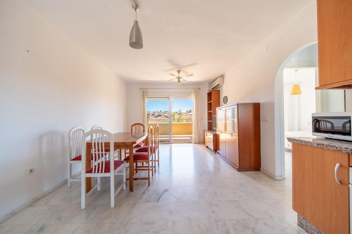 Amplio piso de 3 dormitorios en Los Pacos con piscina y garaje | Fuengirola — Foto 4