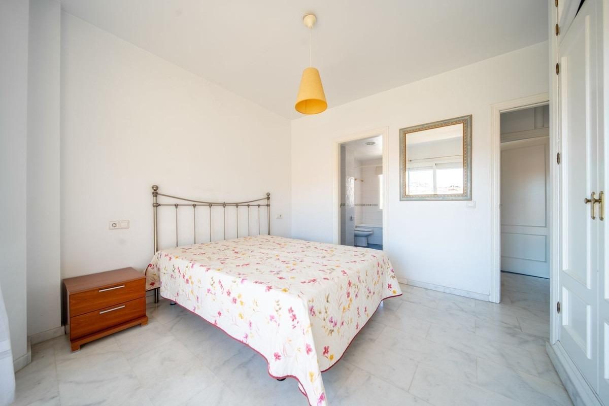 Amplio piso de 3 dormitorios en Los Pacos con piscina y garaje | Fuengirola — Foto 17