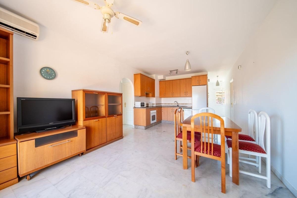 Amplio piso de 3 dormitorios en Los Pacos con piscina y garaje | Fuengirola — Foto 6