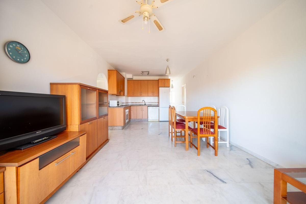 Amplio piso de 3 dormitorios en Los Pacos con piscina y garaje | Fuengirola — Foto 5