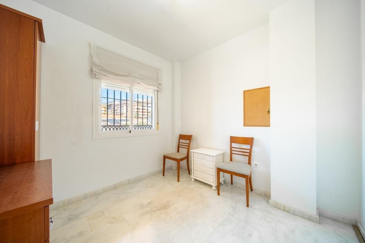 Amplio piso de 3 dormitorios en Los Pacos con piscina y garaje | Fuengirola — Foto 15