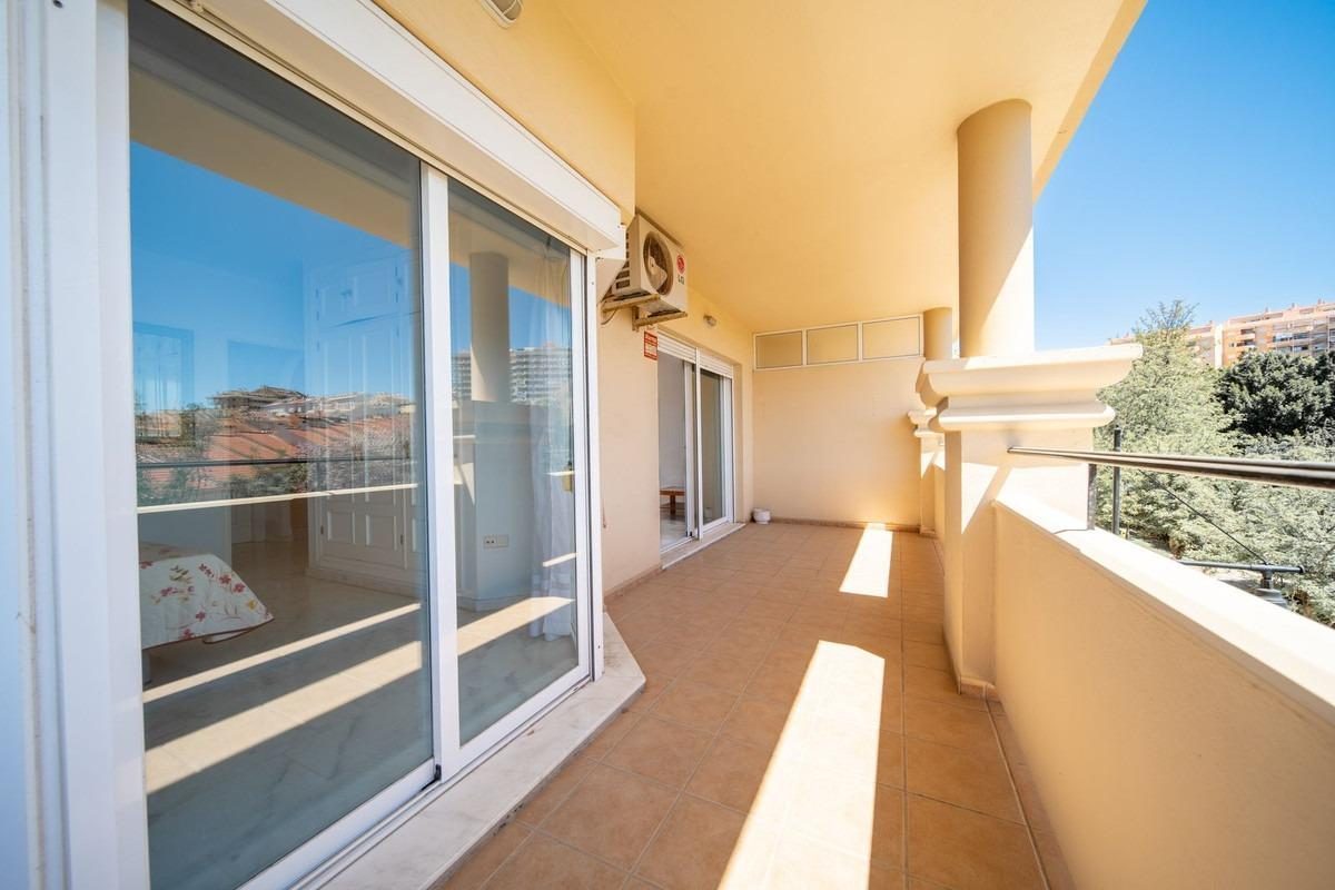 Amplio piso de 3 dormitorios en Los Pacos con piscina y garaje | Fuengirola — Foto 2