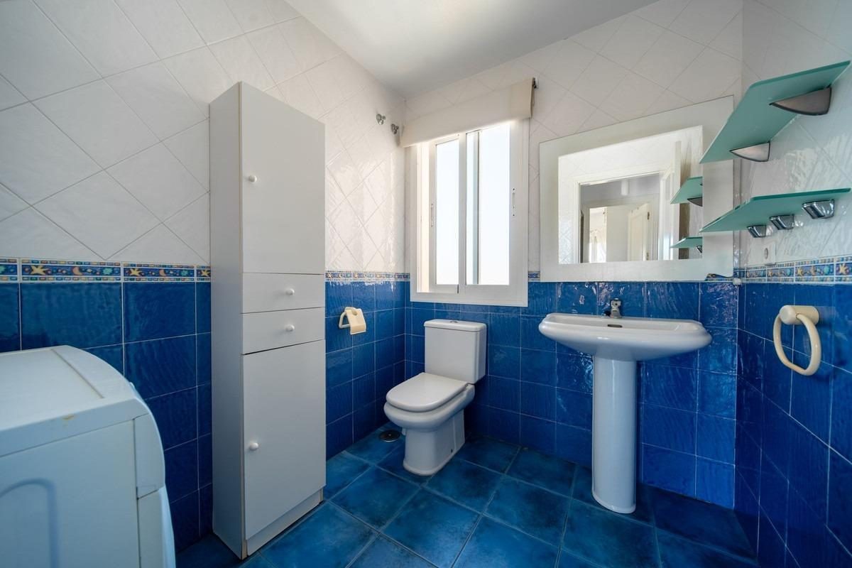 Amplio piso de 3 dormitorios en Los Pacos con piscina y garaje | Fuengirola — Foto 14