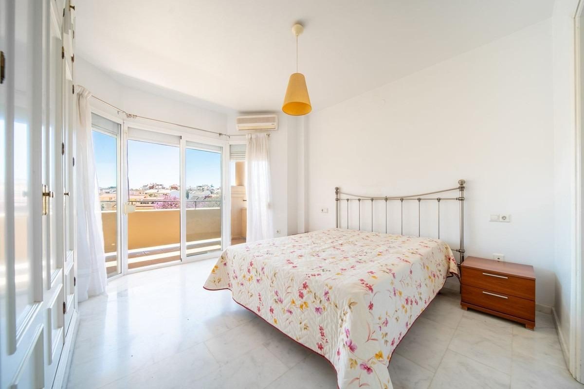Amplio piso de 3 dormitorios en Los Pacos con piscina y garaje | Fuengirola — Foto 16