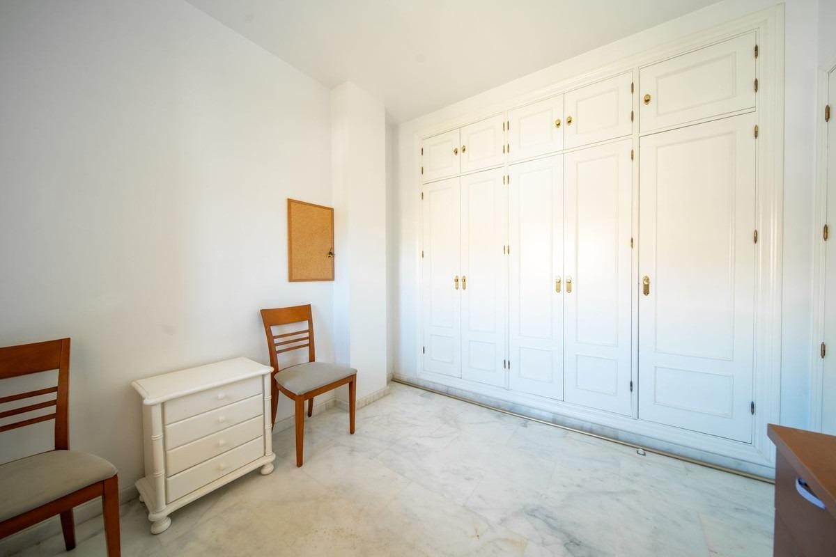 Amplio piso de 3 dormitorios en Los Pacos con piscina y garaje | Fuengirola — Foto 12