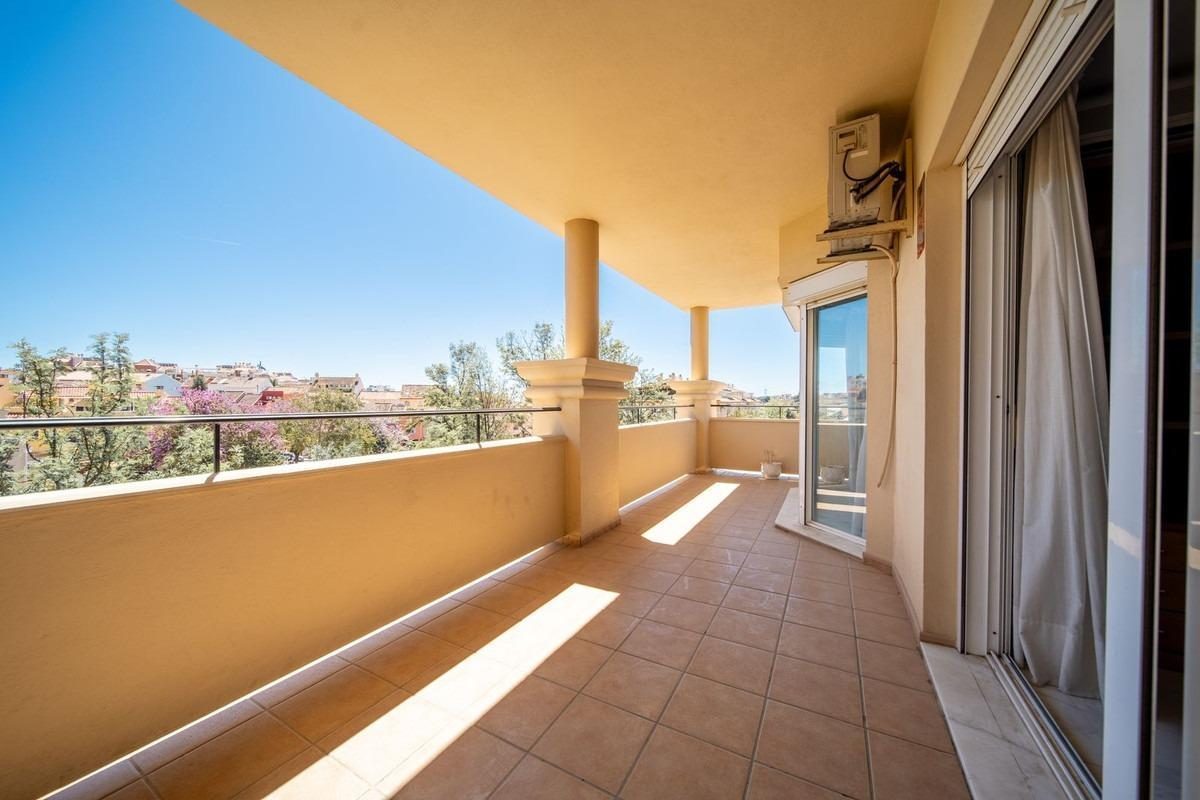 Amplio piso de 3 dormitorios en Los Pacos con piscina y garaje | Fuengirola — Foto 1