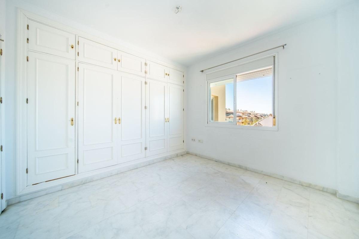 Amplio piso de 3 dormitorios en Los Pacos con piscina y garaje | Fuengirola — Foto 13