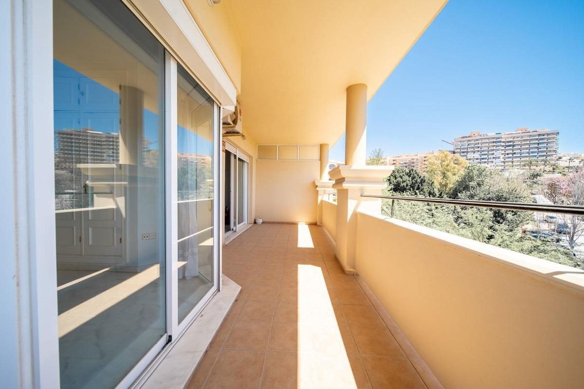Amplio piso de 3 dormitorios en Los Pacos con piscina y garaje | Fuengirola — Foto 10