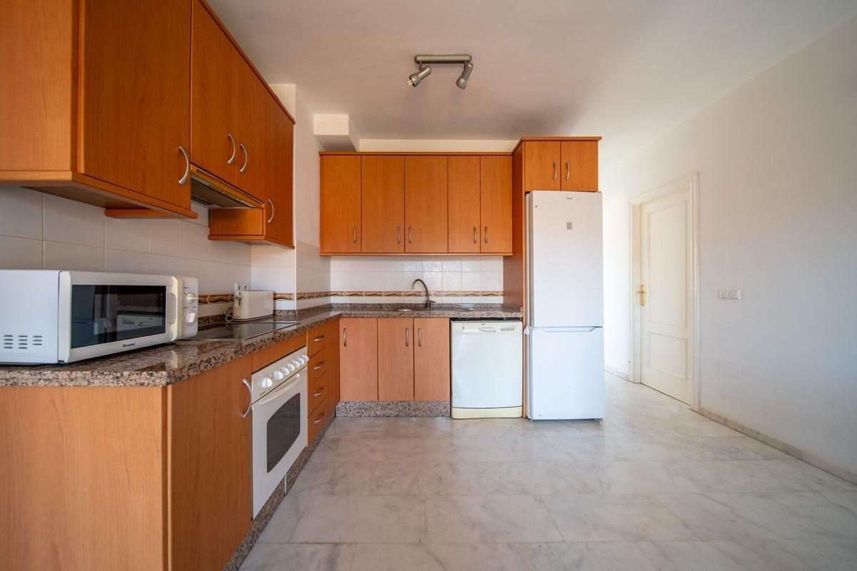 Amplio piso de 3 dormitorios en Los Pacos con piscina y garaje | Fuengirola — Foto 7