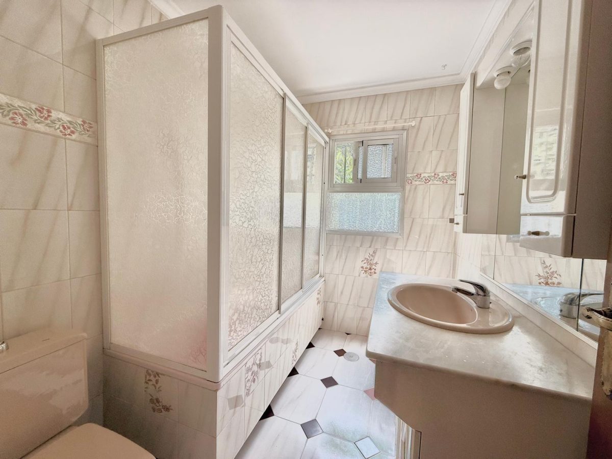 Chalet independiente en una sola planta con jardín, garaje y gran potencial en El Lagarejo, Mijas — Foto 9