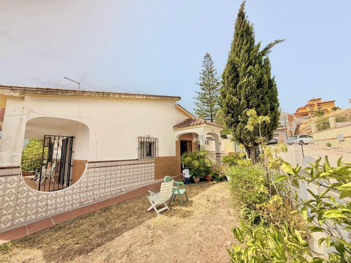 Chalet independiente en una sola planta con jardín, garaje y gran potencial en El Lagarejo, Mijas — Foto 1