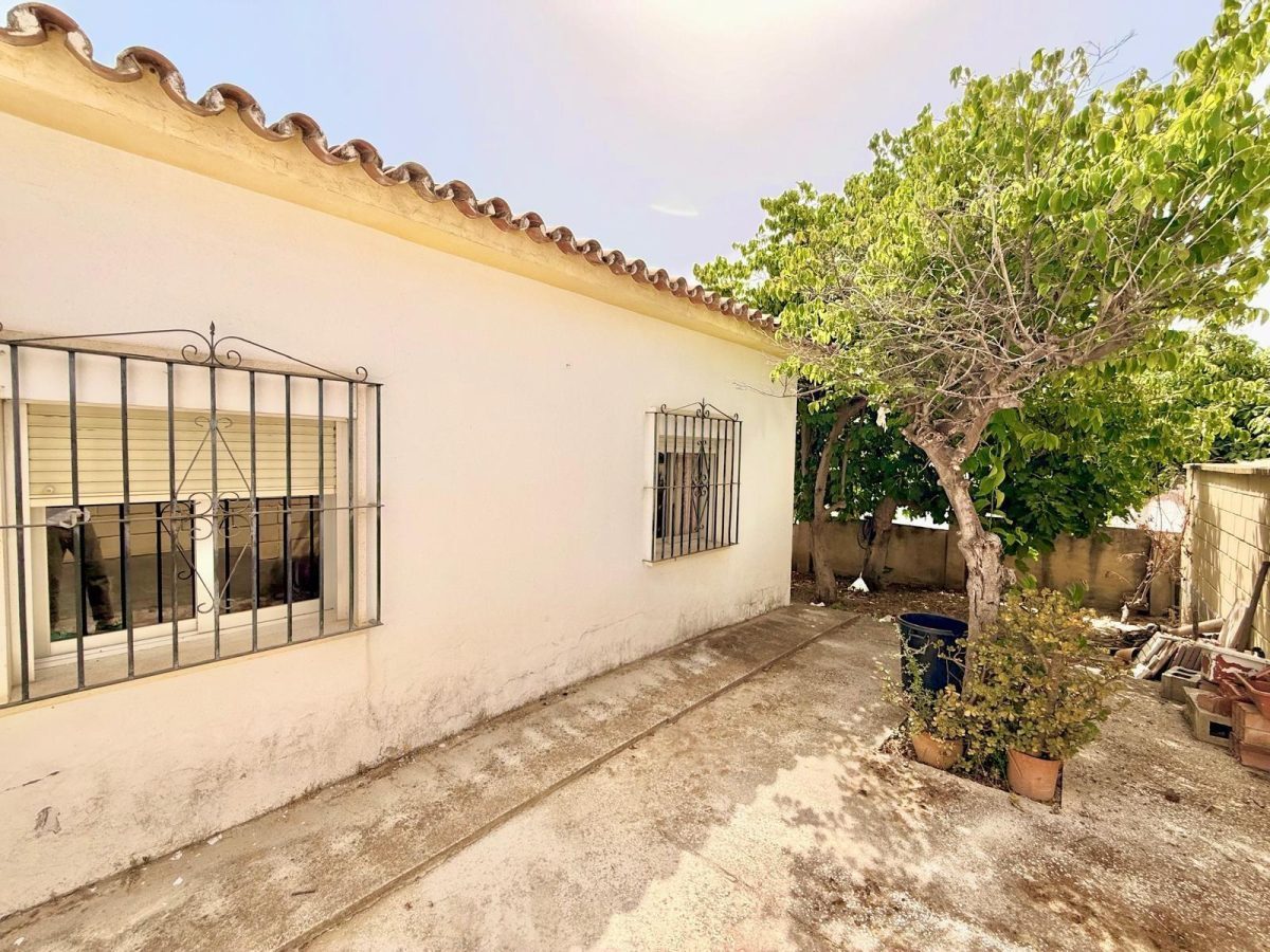 Chalet independiente en una sola planta con jardín, garaje y gran potencial en El Lagarejo, Mijas — Foto 24