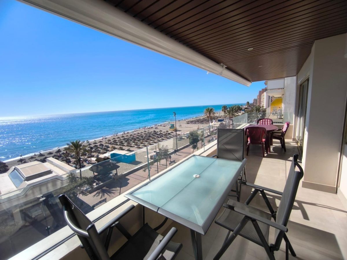 PRIMERA LINEA DE PLAYA. ZONA CENTRO DE FUENGIROLA. 3 DORMITORIOS DOBLES. 3 BAÑOS. — Foto 1