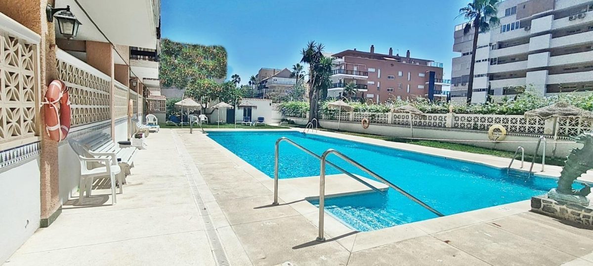 SEGUNDA LINEA DE PLAYA. CARVAJAL. 2 DORMITORIOS. 1 BAÑO. PISCINA. PARKING COMUNITARIO. VISTAS AL MAR. — Foto 1