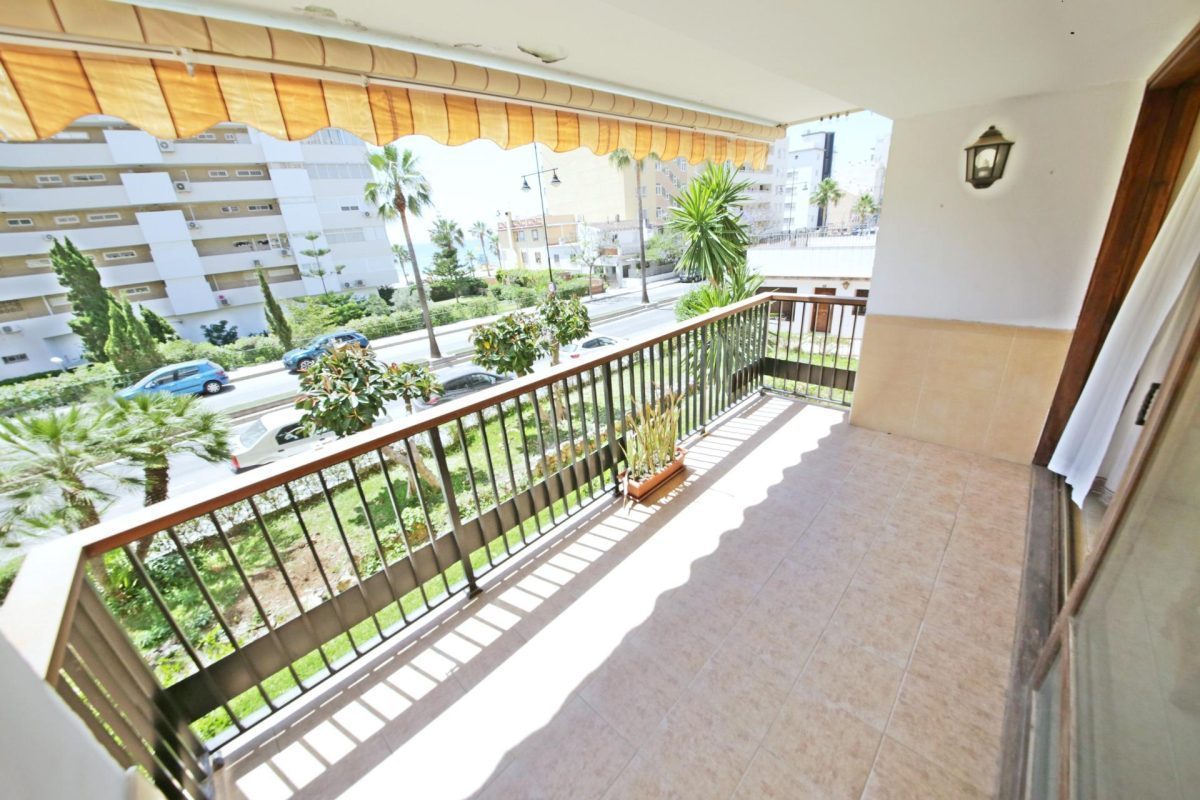 SEGUNDA LINEA DE PLAYA. CARVAJAL. 2 DORMITORIOS. 1 BAÑO. PISCINA. PARKING COMUNITARIO. VISTAS AL MAR. — Foto 2