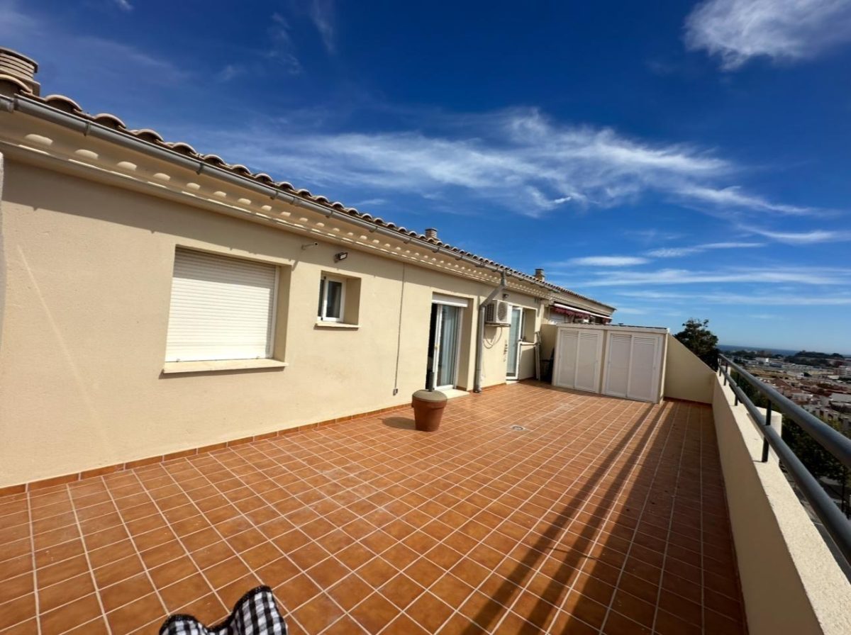 Ático en Las Lagunas de Mijas con terraza, chimenea, garaje y piscina | Costa del Sol — Foto 2