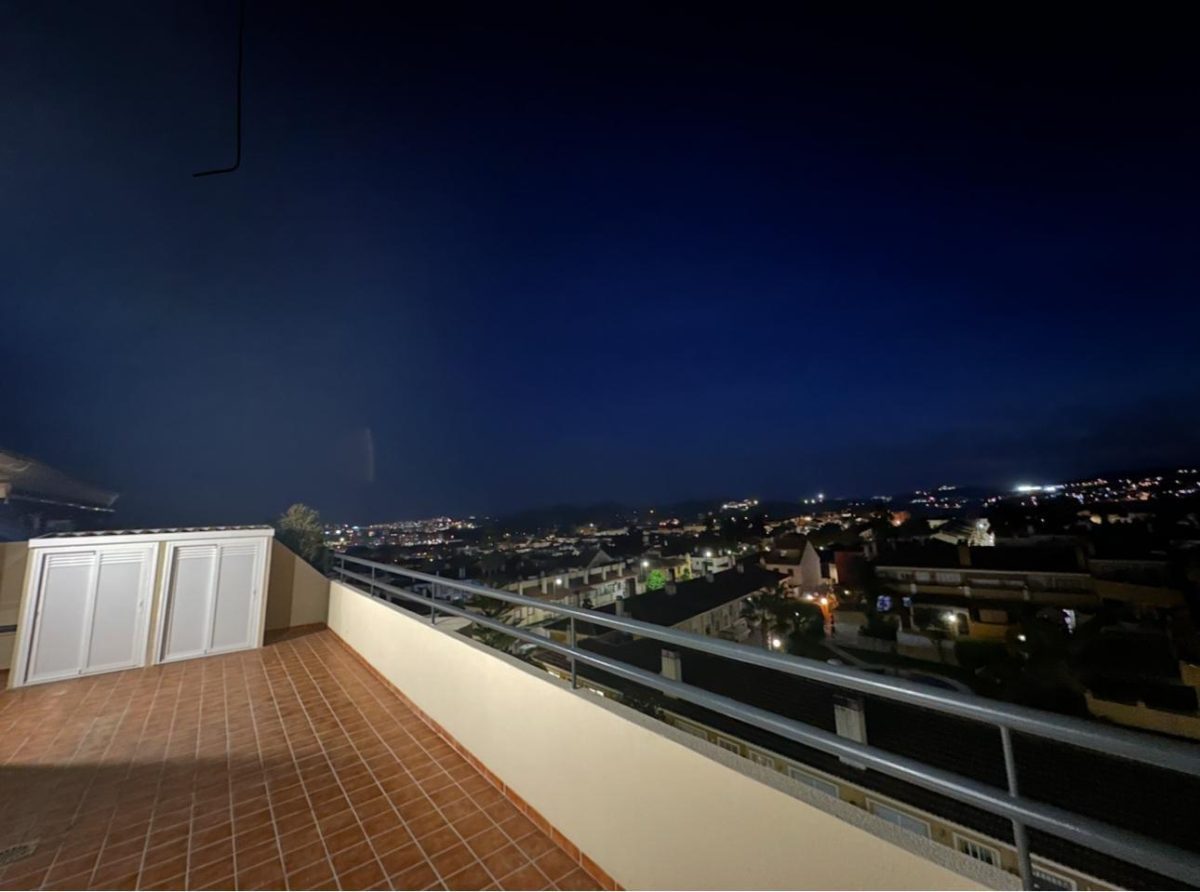 Ático en Las Lagunas de Mijas con terraza, chimenea, garaje y piscina | Costa del Sol — Foto 17