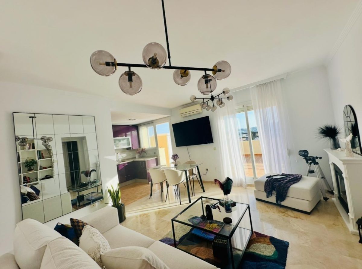 Ático en Las Lagunas de Mijas con terraza, chimenea, garaje y piscina | Costa del Sol — Foto 1