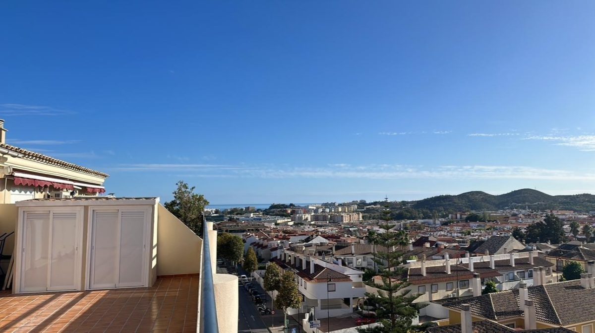 Ático en Las Lagunas de Mijas con terraza, chimenea, garaje y piscina | Costa del Sol — Foto 4