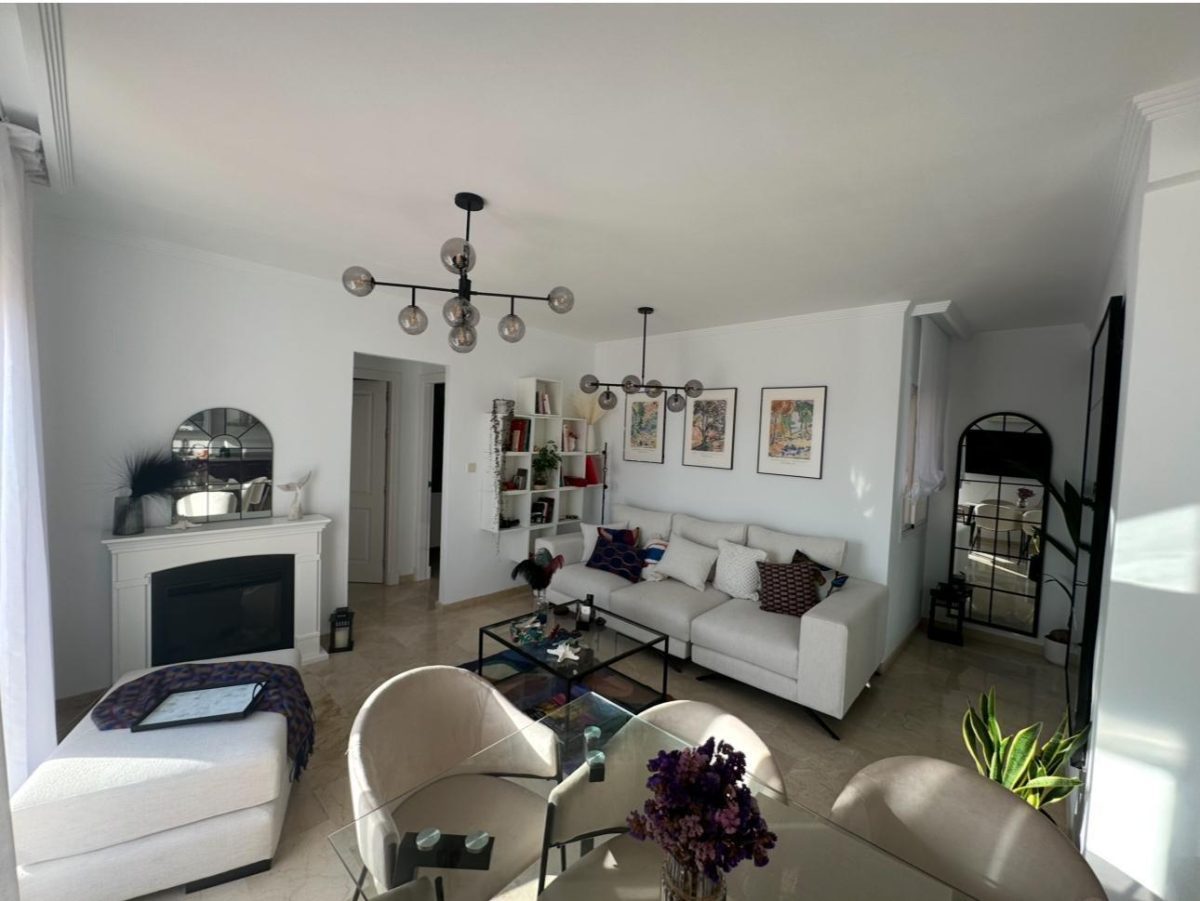 Ático en Las Lagunas de Mijas con terraza, chimenea, garaje y piscina | Costa del Sol — Foto 16